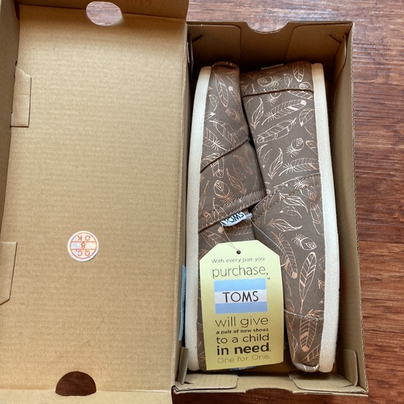 NWT Tom’s Classic 7 - Picture 2 of 6